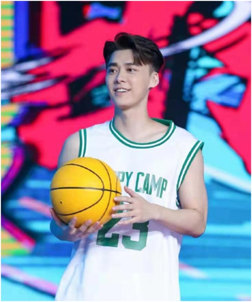 《我要打篮球》今晚开播,李易峰身穿自己剪的背心大秀肩膀