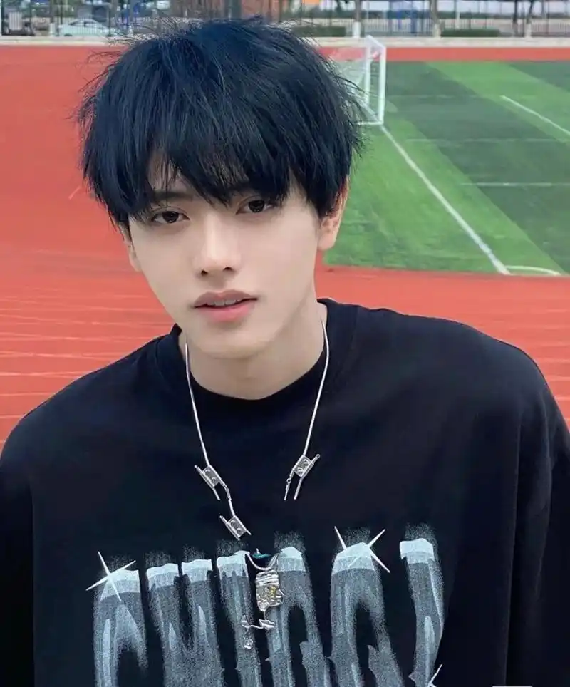 这个发色叫蓝黑色染完被追着问的发色,气质又独特男生也很适合  越掉