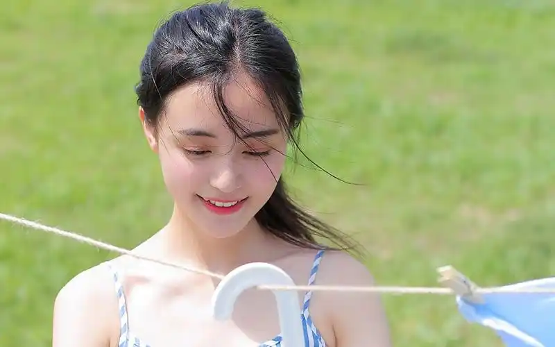 夏日水嫩吊带裙美女图片(9/9)