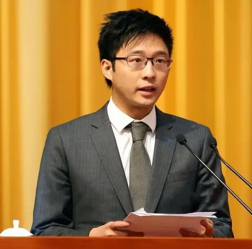 朱玲玲的烦恼:二儿子霍启山40岁未婚,小儿子霍启仁35岁游戏人间