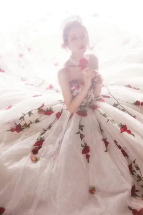 原创热巴嗑自己的cp黄景瑜粉丝发文希望她穿某款婚纱她真的穿了