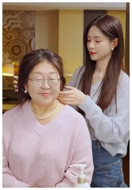 杜海涛沈梦辰街头吃面千元衣遇尴尬巧解纸巾救急