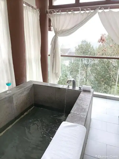 很喜欢阳台上的大泡池