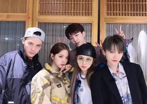 陈伟霆发文告别《潮流2》,配图却像官宣恋情,不打算瞒下去了?