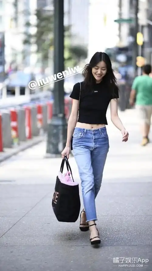 刘雯维密纽约总部试装,crop top上衣偷偷秀上了马甲线!