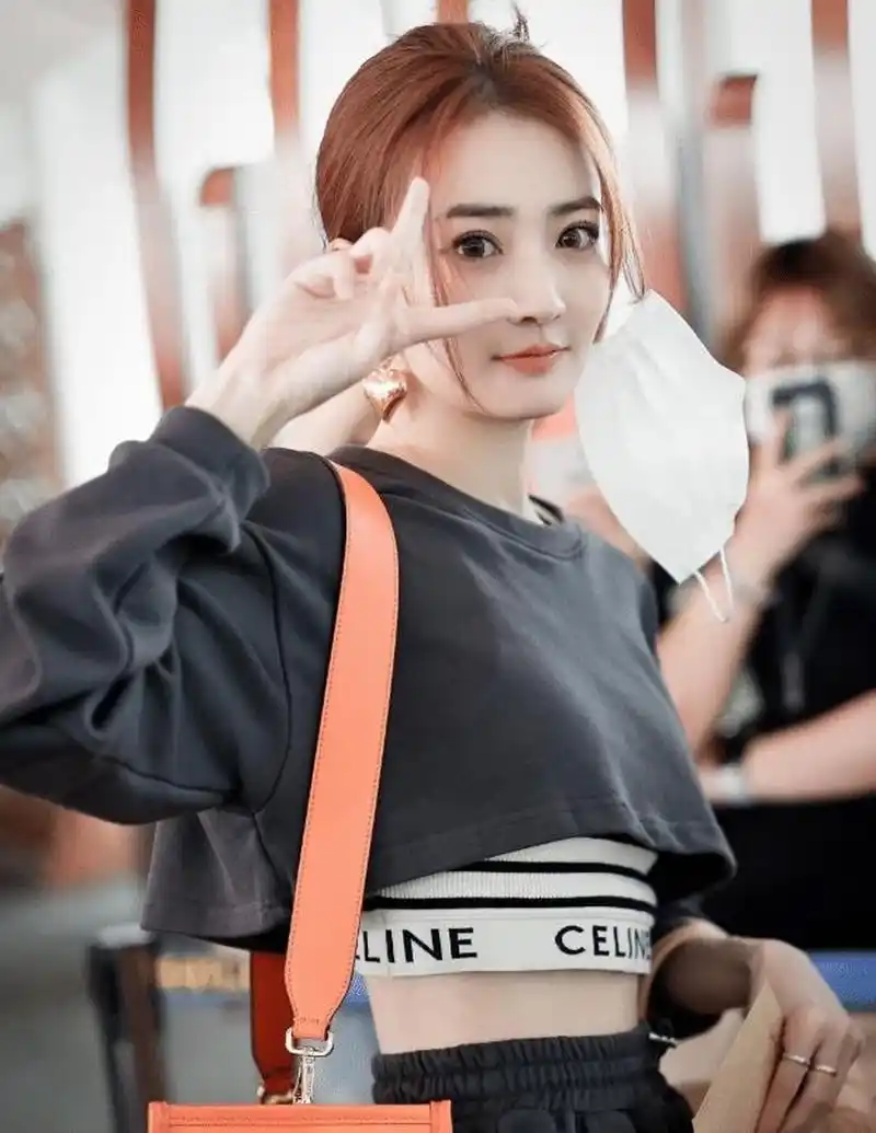 徐璐直播突袭粉丝,看到她的机场时生图,蚂蚁腰还没巴掌大