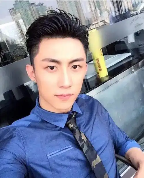 黄景瑜帅气又有分寸感的超短发型,碰撞出不一样的时尚火花!