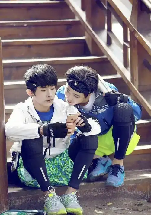 王俊凯生日,王源微博卡点发了祝福,而易烊千玺那边没有动静,这就让