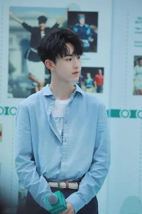 校园剧标配男主角郭俊辰,不仅颜值高气质好,穿搭更是取向狙击