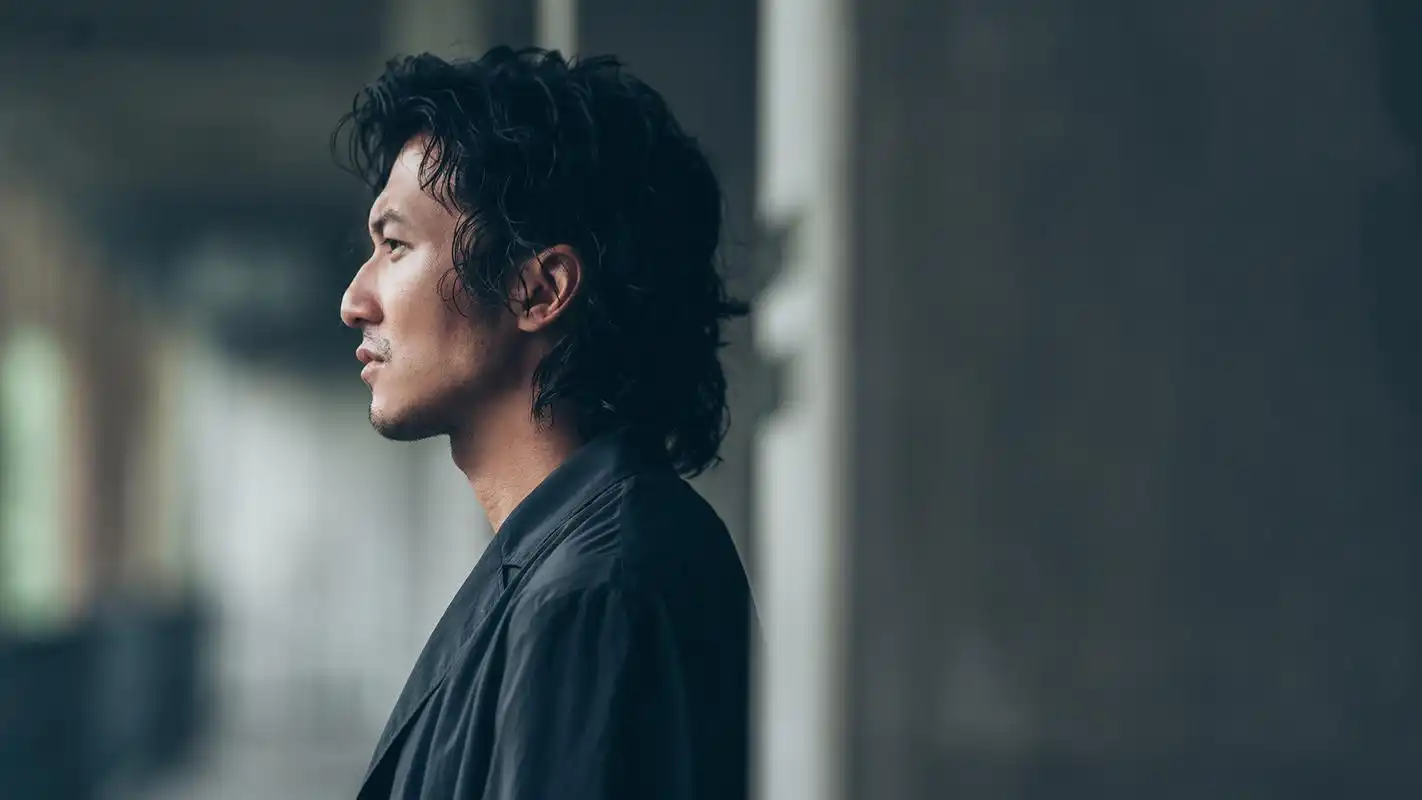 《怒火重案》里面,谢霆锋演的邱刚敖从罪犯口中撬开具体位置,进行了