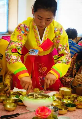 吃饭用的餐具是朝鲜传统的铜质餐具非常讲究,每样菜都被装在小铜碗内