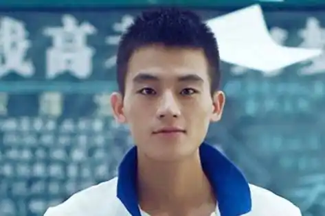 原创                 适合"学生党"的4款男生发型,剪完帅气又阳光,很