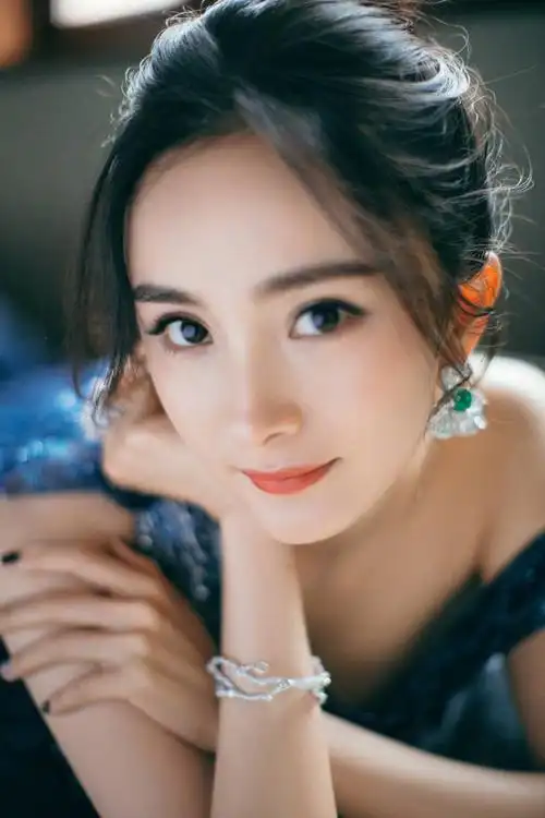 杨幂最新活动大片释出 穿拖尾星空蓝裙温婉至极