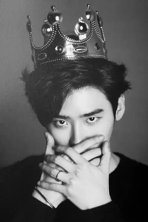 小鲜肉李钟硕大胆中分帅气图片写真 李钟硕图片写真