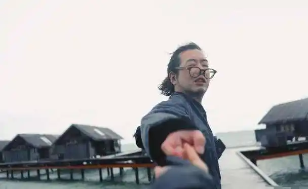 陈意涵钻儿子玩具车,空间狭小入口处窄,身体堪比练了软骨功_许富翔_小