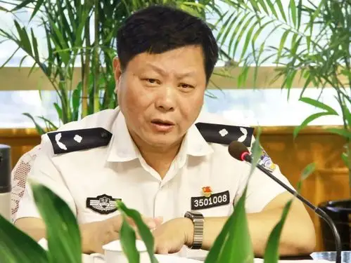 主题教育局直机关党委书记王子钦给支部党员民警上党课