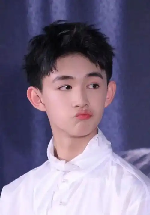 易烊千玺2.0:182cm的沉稳少年,18岁拿下"内娱黑马"