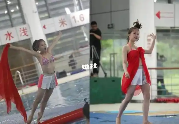 只见虞书欣在游泳池里玩得很开心,她还戴着大红丝巾玩起了新花样.