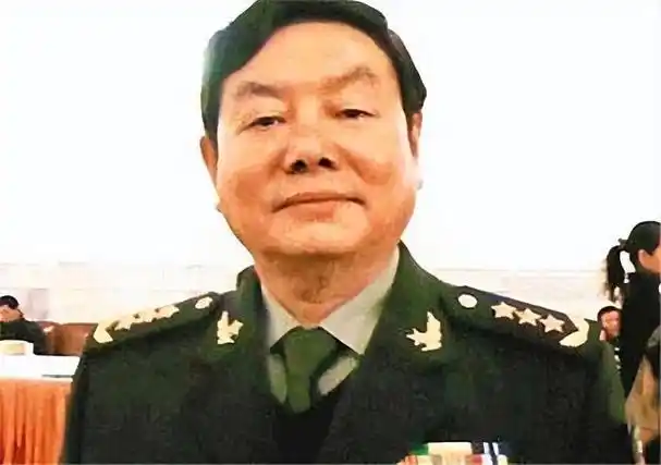 军区司令给孙子买礼物竟被混混挑衅谁敢报警就打谁将军大怒