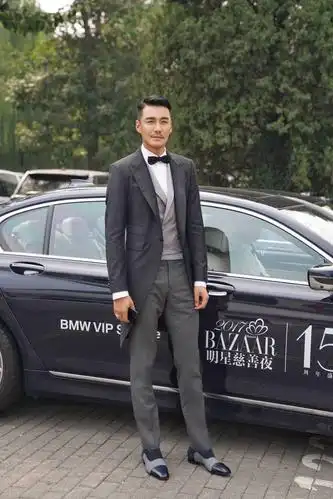 当晚,宋小宝无意间站到了胡兵身边,二人的身高差引来主持人调侃:"小宝