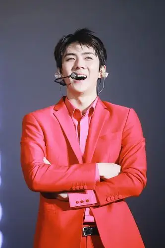 粉红色西装ω这小子穿啥都好看