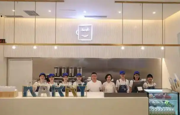 凯元素超暖心 王俊凯和爸妈全家福颜值引质疑(王俊凯妈妈家的奶茶店)