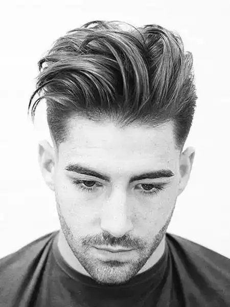 无论怎么变,这款发型的重点就是「侧边头发」要比「中间头发长」,会