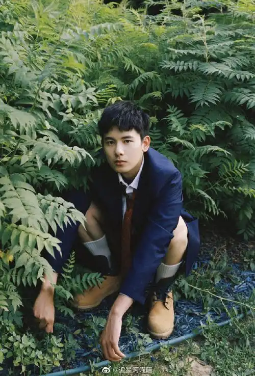 先煦:照片还需要被我注入灵魂咱就是说这个小绿色好嫩好喜欢,这个侧脸