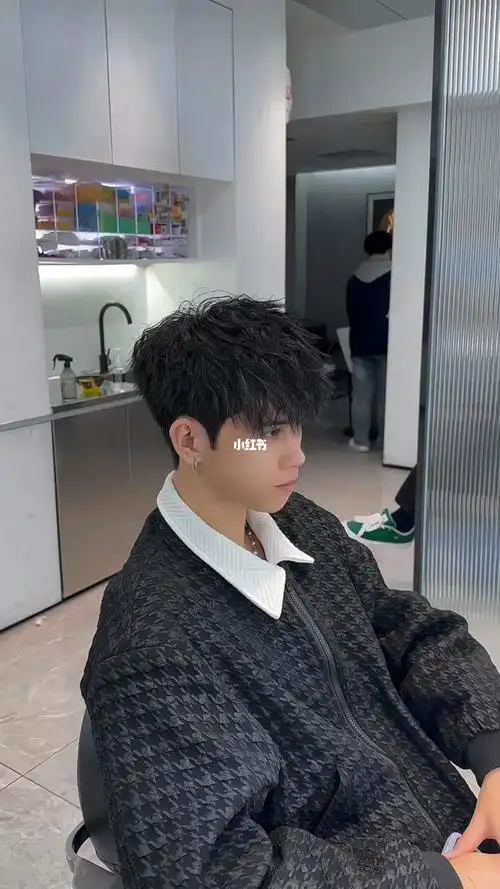 2023最新束状纹理烫森尼发型设计