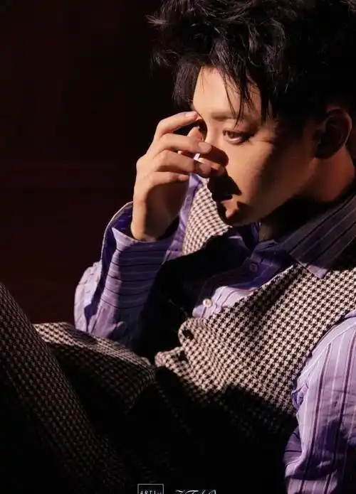 黄子韬新剧里游泳全程头没碰水,快本中说整张脸就靠一个发型支撑_夜空