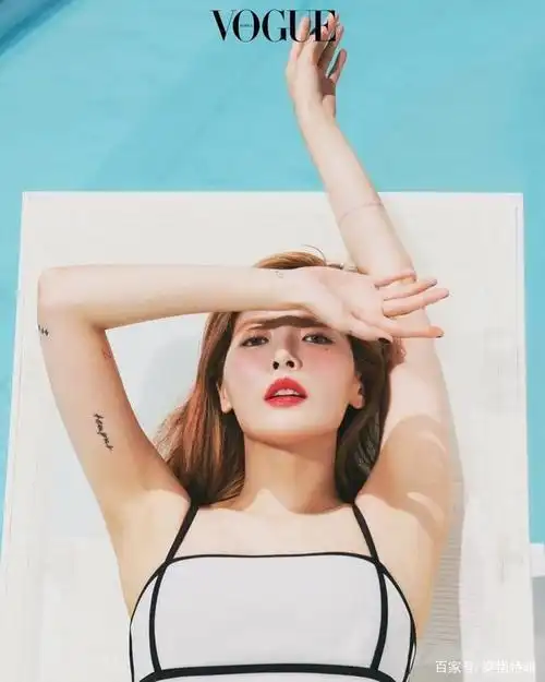 泫雅穿睡衣素颜出镜在便利店门口凹造型 放飞自我状态好