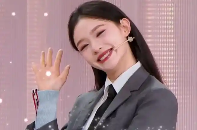 林允发起酒窝攻击