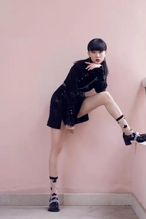 黄龄摔下舞台后首次亮相创可贴格外惹眼不愧是乘风破浪的姐姐