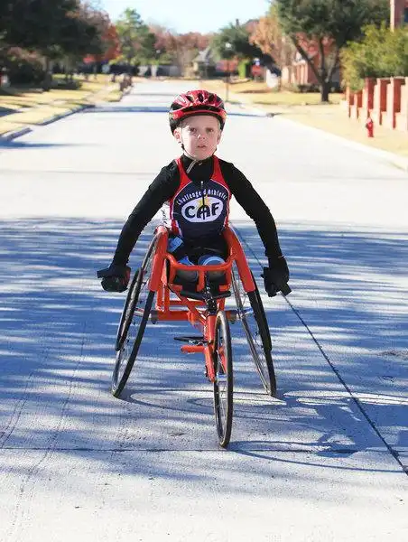 9岁截肢男孩自制20余条假肢参加短跑训练