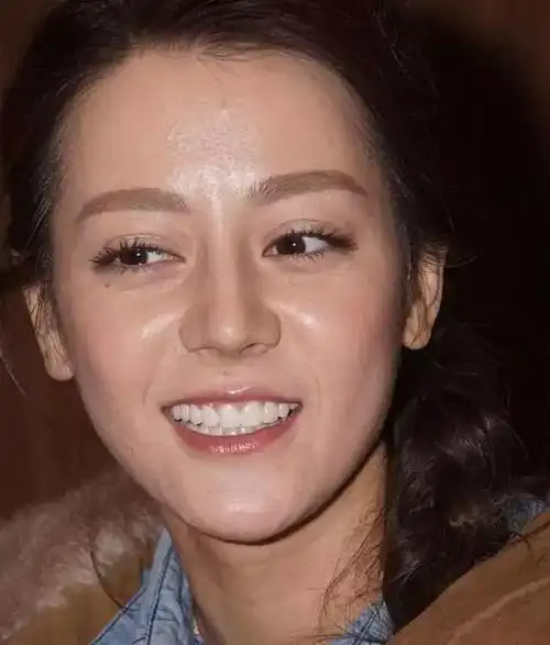 要流量不要花期,热巴这两年累到脸垮,素颜好明显,她还能撑多久