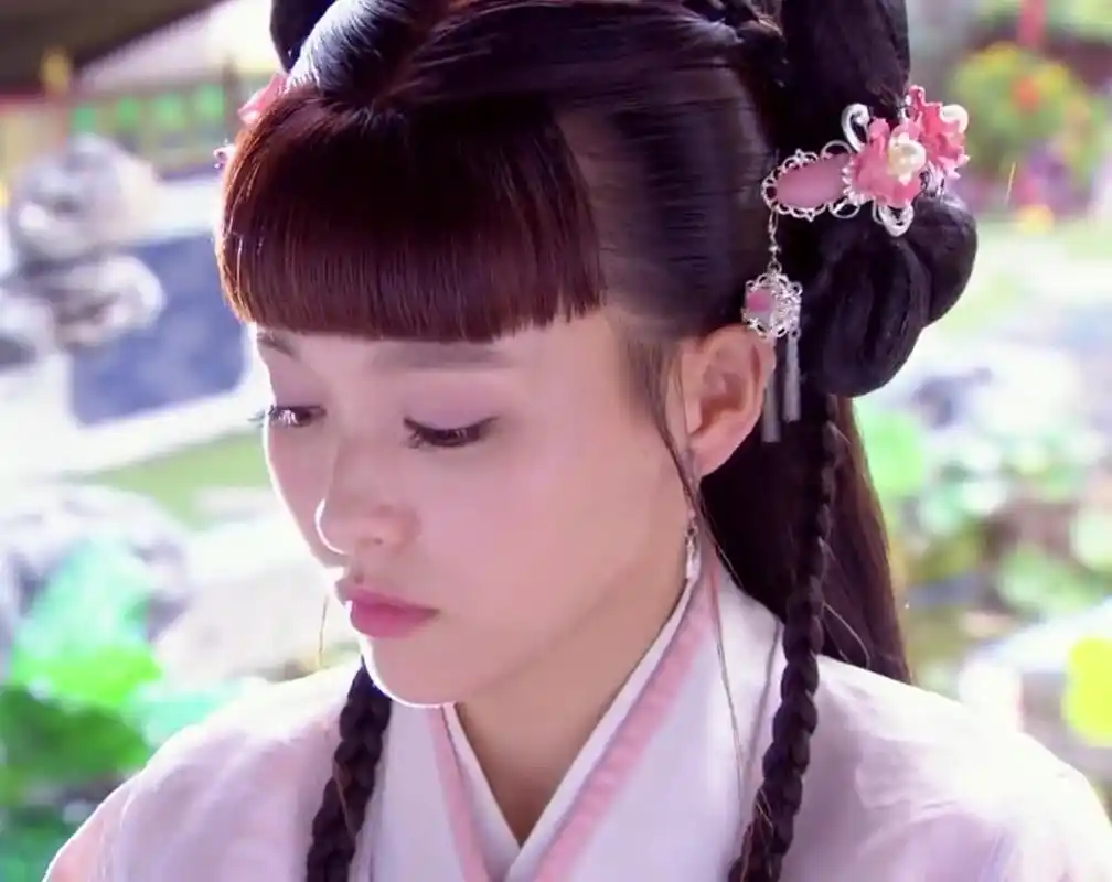 在由唐嫣和霍建华主演的《金玉良缘》中,唐嫣饰演玉麒麟,为了确认金