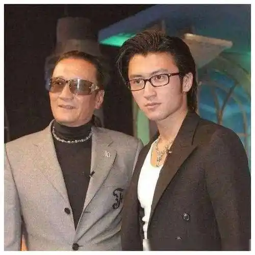 谢霆锋澳门秀素颜风采似谢贤与王菲回忆催人微笑