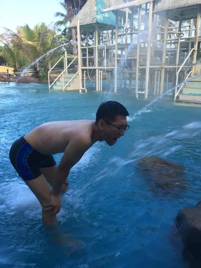 三亚度蜜月之游泳池篇.阴天都会被晒黑……那咋不涂防晒霜呢?