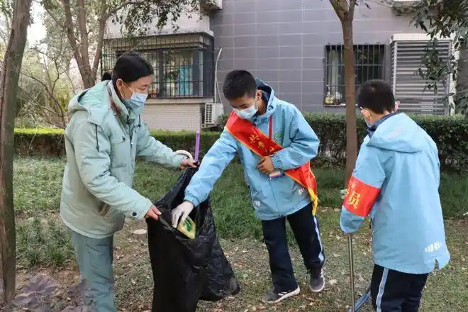 学生积极发扬奉献精神,不怕脏,不怕累,分组对社区活动设施,标识标牌