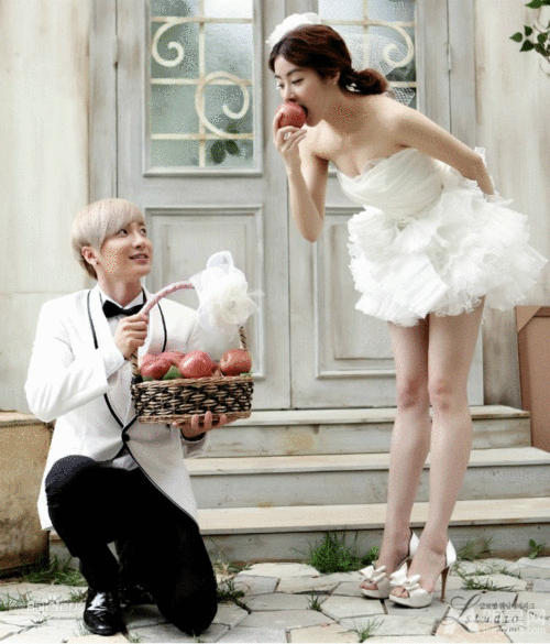 super junior队长利特与美女姜素拉节目接吻