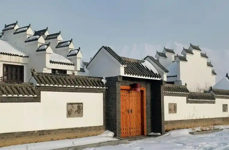 徽派建筑,建筑风格独特!白墙灰瓦;山墙造型优美,很有观赏性.