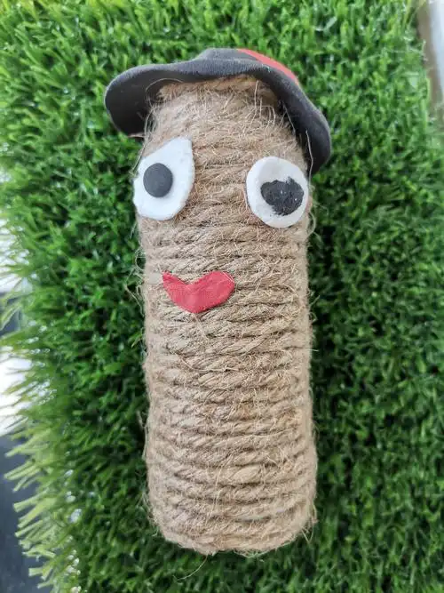 胜坨镇辛庄社区幼儿园中班手工制作麻绳跟酸奶瓶的碰撞—(可爱的小