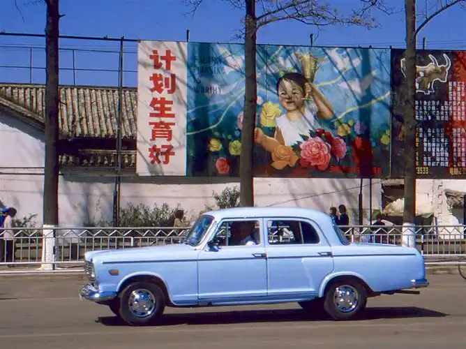 80年代的老上海轿车,现如今还有保存这么好的属实珍贵.