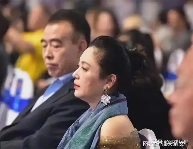 但是陈凯歌最后还是放弃了陪伴自己多年的倪萍,与陈红结了婚