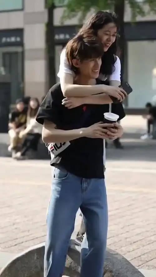 看上去就是一种秀恩爱的方式,这次这对小情侣堪称是最萌身高差,小姐姐