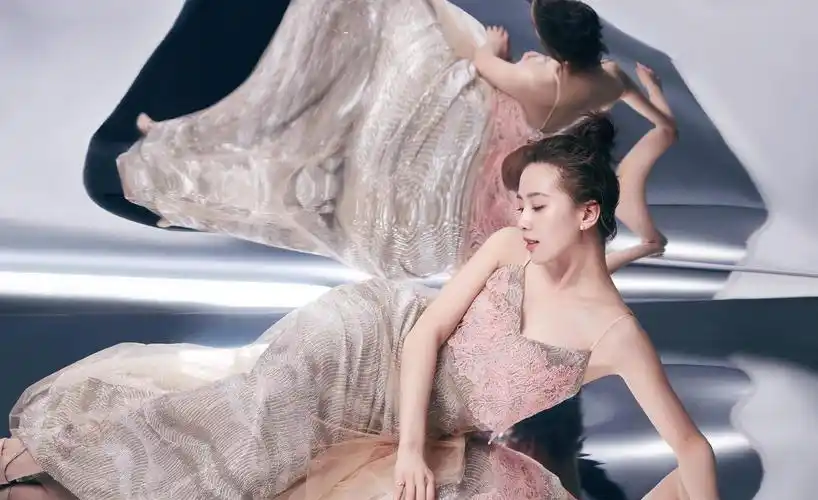 刘诗诗美出新高度棕色中发搭配浅色条纹衬衣裙时尚减龄又高级