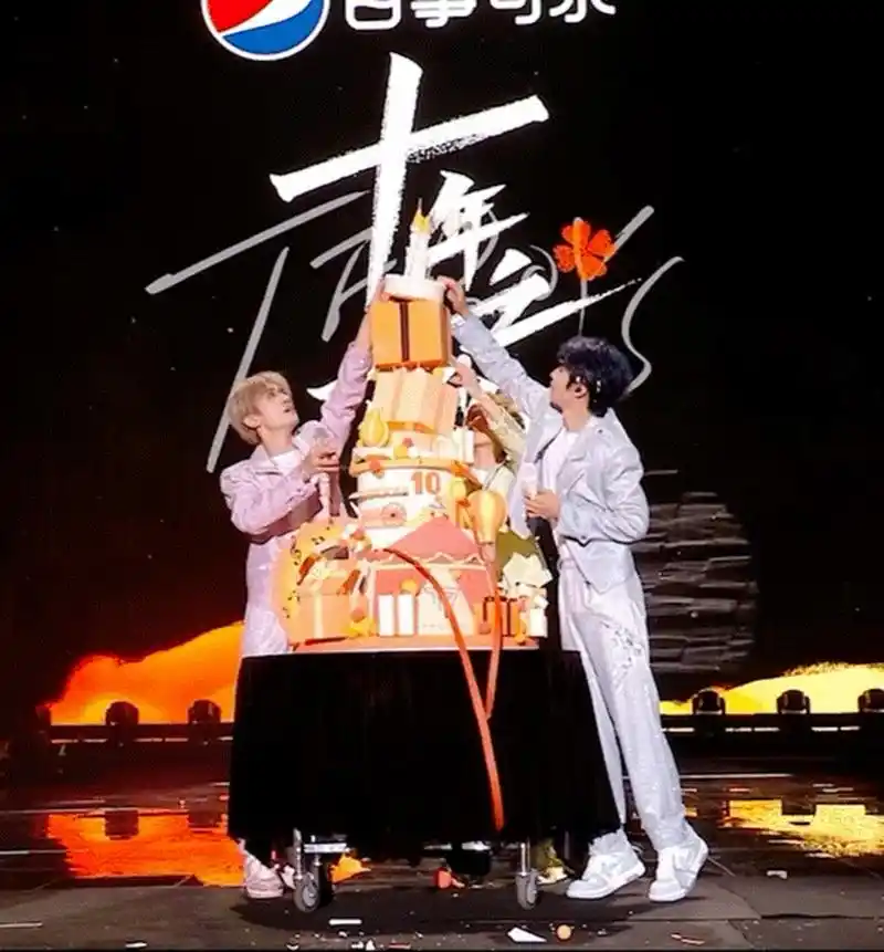 全场精彩画面之一塌掉的蛋糕,网友辣评:这蛋糕就像时代峰峻,靠tfboys