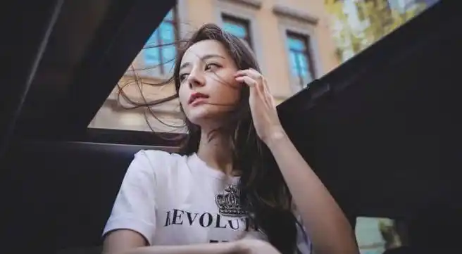 迪丽热巴承认抽烟现场照片以及视频引起网友热搜