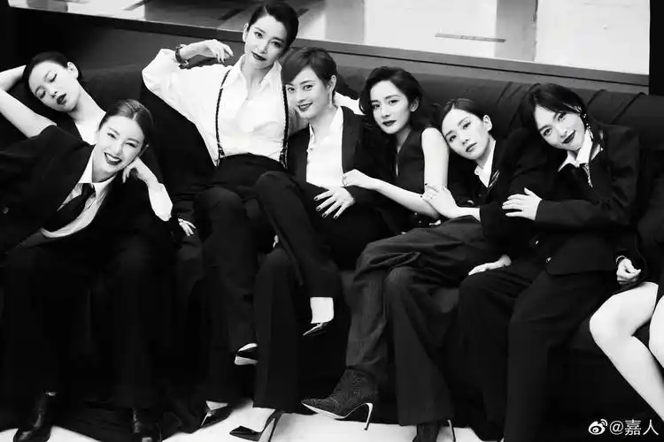 尤其是这一组女星黑白照片大合照就极具说服力,很多女星为了体现女性