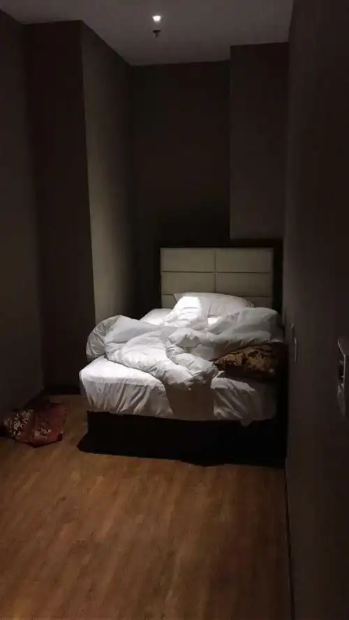 本身以为要开两间房 结果发现酒店有那种套间 于是爸妈睡在外面的大床